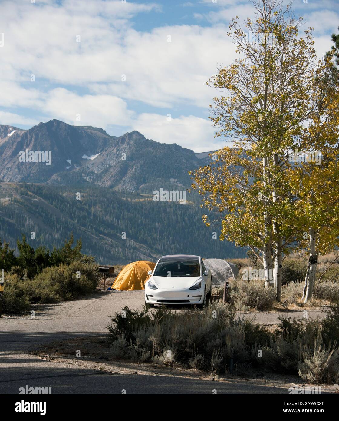 Tesla Model 3 campeggio con tenda, all'uscita dell'autostrada 395, California orientale. Foto Stock