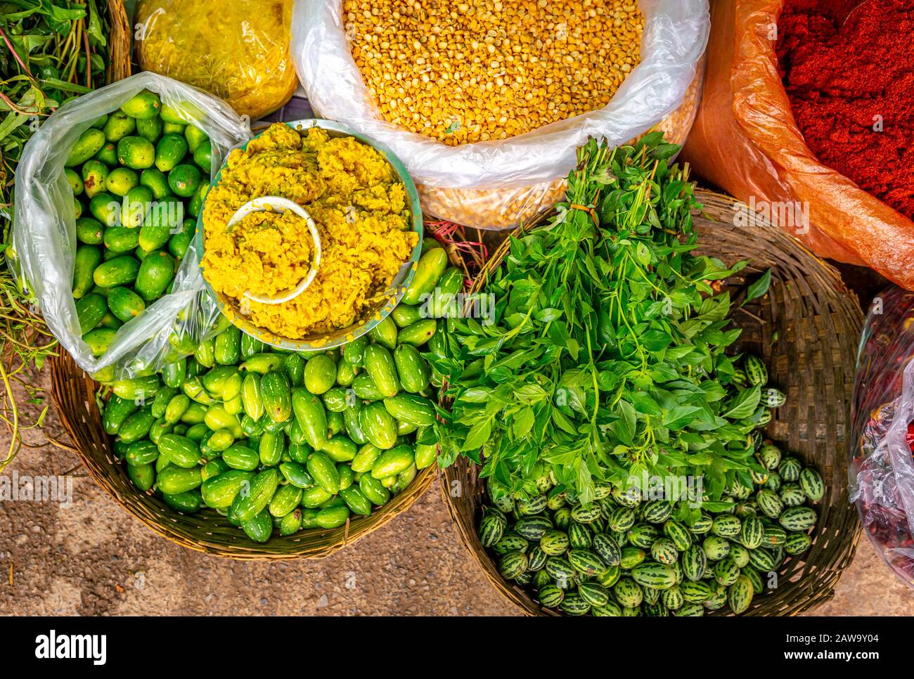 Lenticchie fresche, cetrioli e verdure a foglia Foto Stock