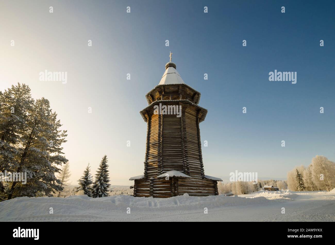 Campanile in legno in una foresta innevata. Sentiero forestale per la torre di legno Foto Stock