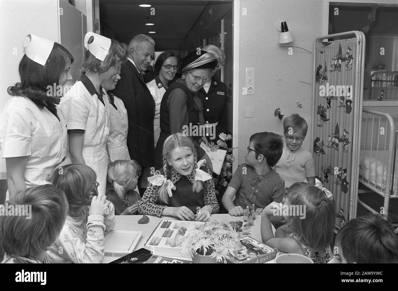 Sua Maestà la Regina Juliana apre l'Ospedale per Ooglijders posti di lavoro la Regina Juliana guarda pazienti Data: 8 ottobre 1971 Località: Utrecht, Utrecht Parole Chiave: Queens, aperture Nome Persona: Juliana, regina Foto Stock