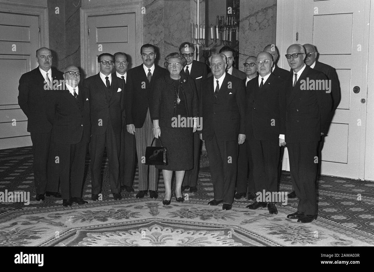 Regina Giuliana alla ricezione del Consiglio di Stato italiano e del Consiglio di Stato olandese; sinistra di sua Maestà G. Bombassei Frascani il Vetter, ambasciatore italiano nei Paesi Bassi, destra di sua Maestà il Professor Carlo Bozzi e RJM Beel. Data: 17 Novembre 1965 Luogo: L'Aia, Sud Olanda Parole Chiave: Queens, Reddito Persona Nome: Beel, Louis, Bombassei Frascani Il Vetter, Gorgio Bossi Carlo, Juliana, Regina Foto Stock