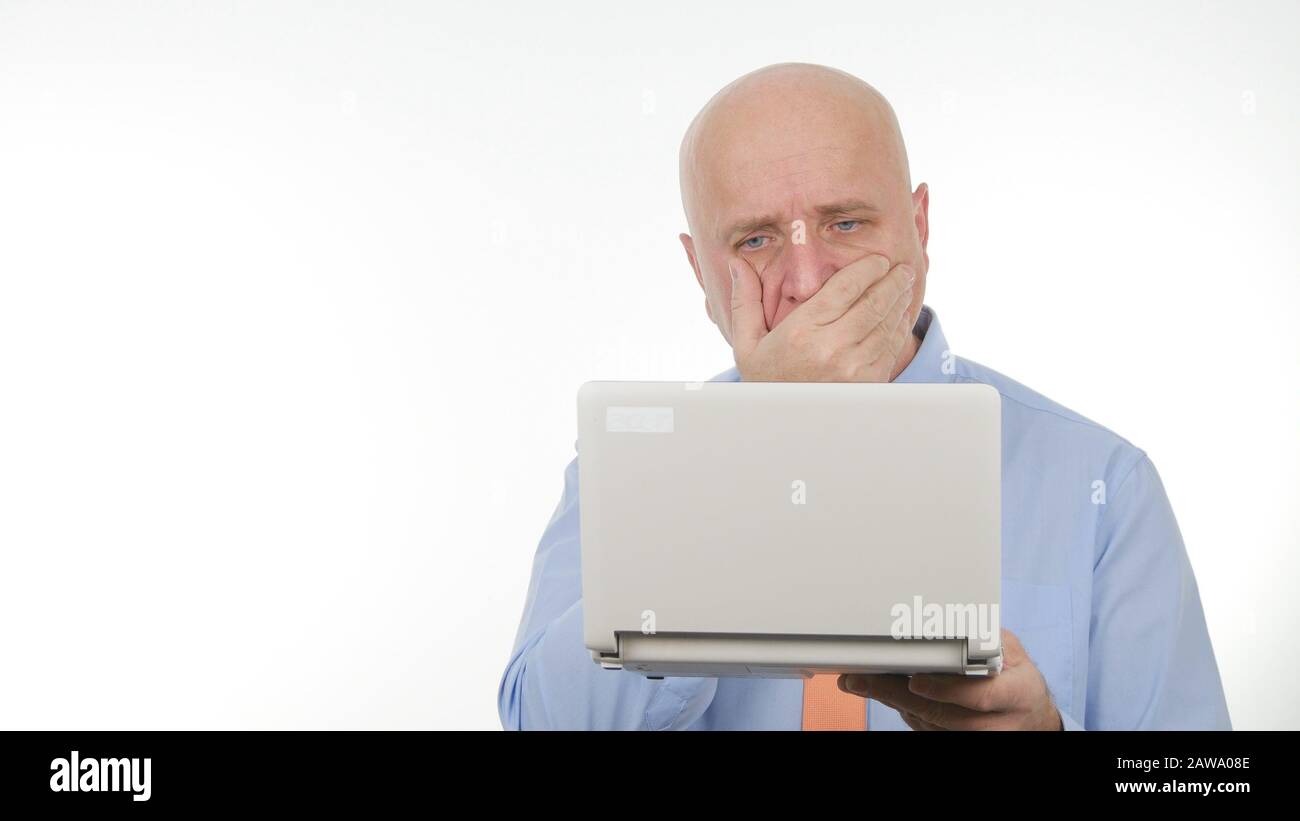 Un Uomo D'Affari Deluso Usa Il Laptop Leggi Bad Financial News E Gesticulate Nervosamente Foto Stock