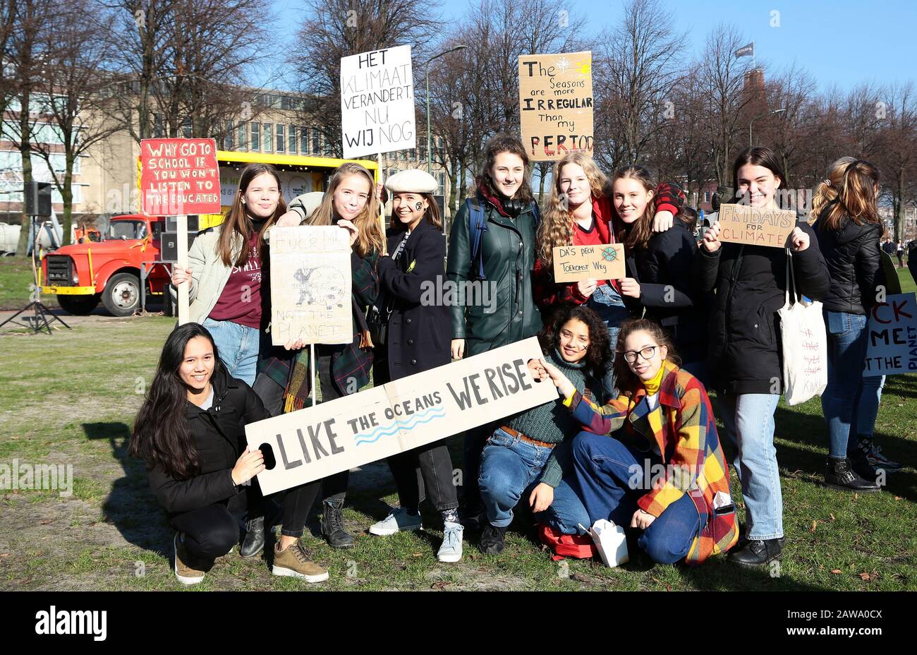 Molti studenti, i veri del clima, hanno saltato la scuola per camminare per una marcia di protesta all’Aia per chiedere ai politici di mostrare più ambizione per il clima Foto Stock