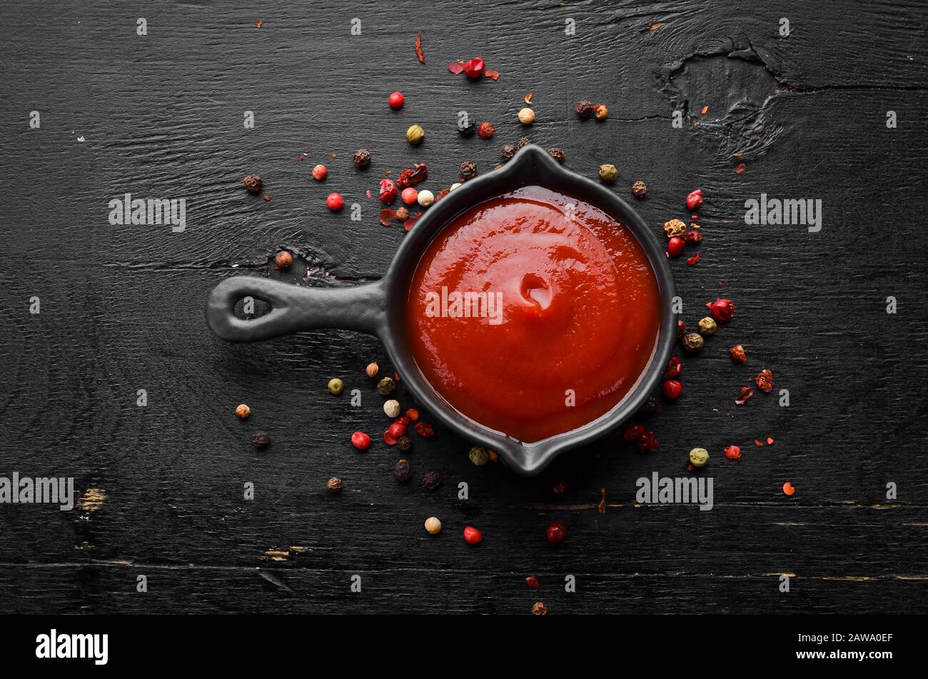 Ketchup. Salsa di pomodoro. Vista dall'alto. Spazio libero per il testo. Foto Stock