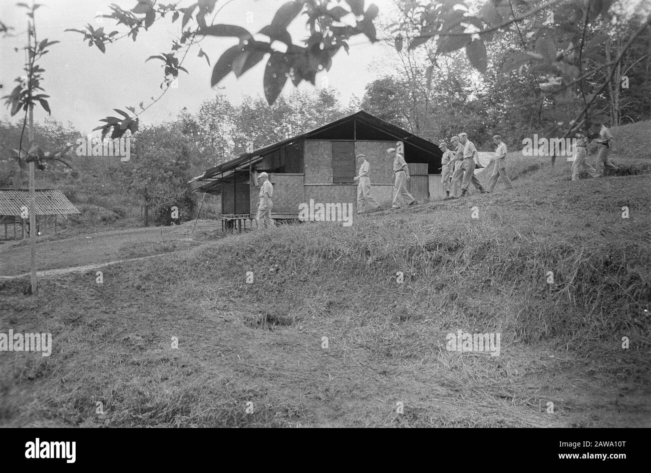 Padabengkar (desa a Jambang), Sukabumi e Buitenzorg Luogotenente Generale Dürst Britt, comandante della Divisione 7th di dicembre, visitando un esercito Data: 5 dicembre 1947 Ubicazione: Indonesia Indie Orientali Olandesi Foto Stock