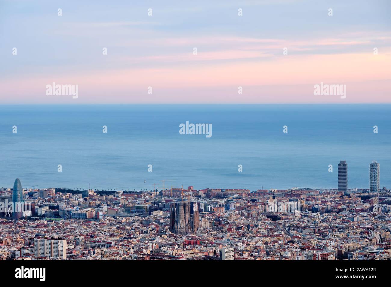 Panoramica della città di Barcellona con il mare e le nuvole al tramonto Foto Stock