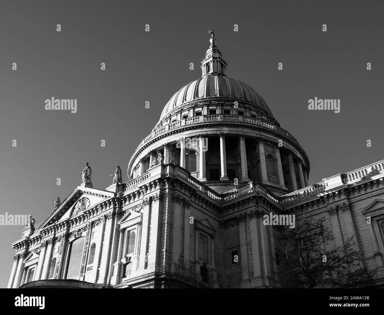 Bianco e nero London Landscape, City of London, St Pauls Cathedral, London, England, UK, GB. Foto Stock