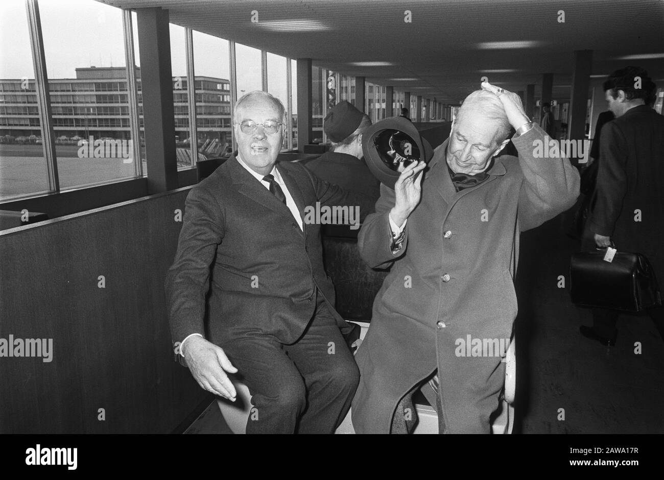 Maurice Chevalier, cantante francese (a destra) arriva all'aeroporto, signor accanto a lui. Bruna sr (editore Bruna). Data: 25 febbraio 1970 luogo: North-Holland, Schiphol Parole Chiave: Arrivi, attori, star del cinema, editori, aeroporti, cantanti Nome Persona: Bruna, Chevalier Maurice Foto Stock