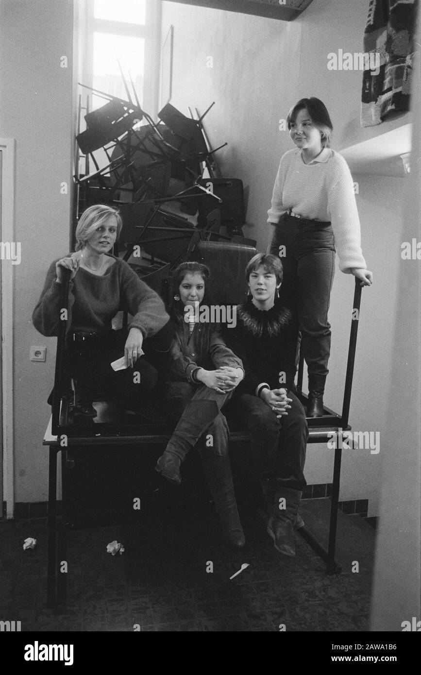Gli studenti di Amstel Mavo Amsterdam occupano la loro scuola ragazza dello sciopero per le sedie Barricaded scala Data: 21 febbraio 1983 luogo: Amsterdam, Noord-Holland Parole Chiave: Occupazioni, tagli, istruzione Foto Stock