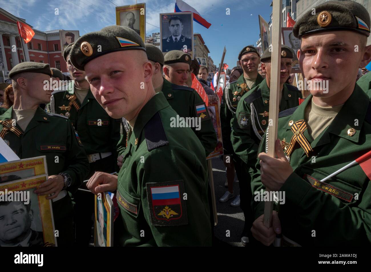 Mosca, Russia. 9th maggio 2018 I Militari dell'esercito russo partecipano alla processione "Immortal reggimento - Mosca" sulla via Tverskaya nel centro di Mosca il giorno della vittoria. Russia Foto Stock