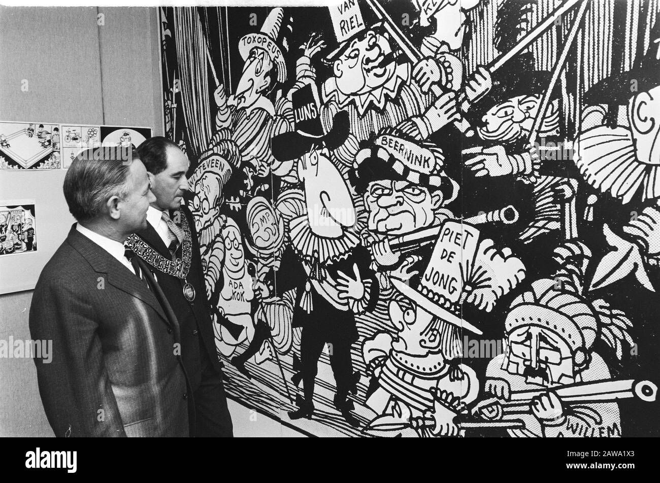 Apertura da parte del Ministro De Jong di una mostra di vignette politiche nel primo Ministro De Jong (L) e vice Sindaco Goudsmit nel disegno Opland Data: 17 aprile 1971 posizione Amstelveen, Noord-Holland Parole Chiave: Vice sindaci, primi ministri, aperture, disegni, mostre Persona Nome: Young, Piet Foto Stock