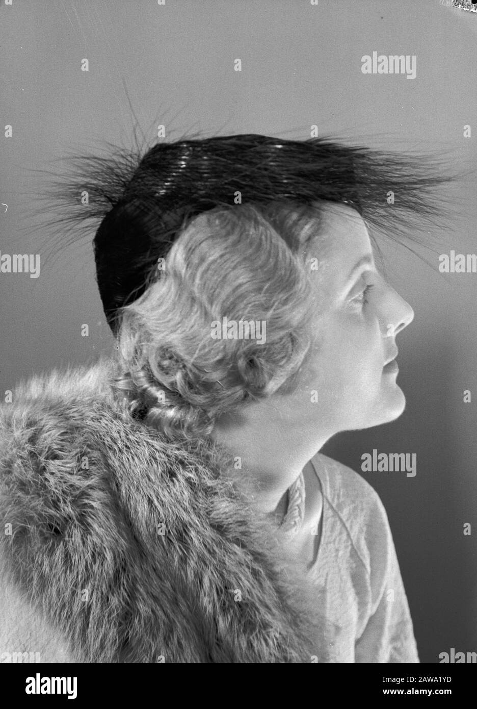 Advertising Photography Model Hélène Sorbier With Hat Data: 1936 Località: Francia, Parigi Parole Chiave: Headwear Foto Stock