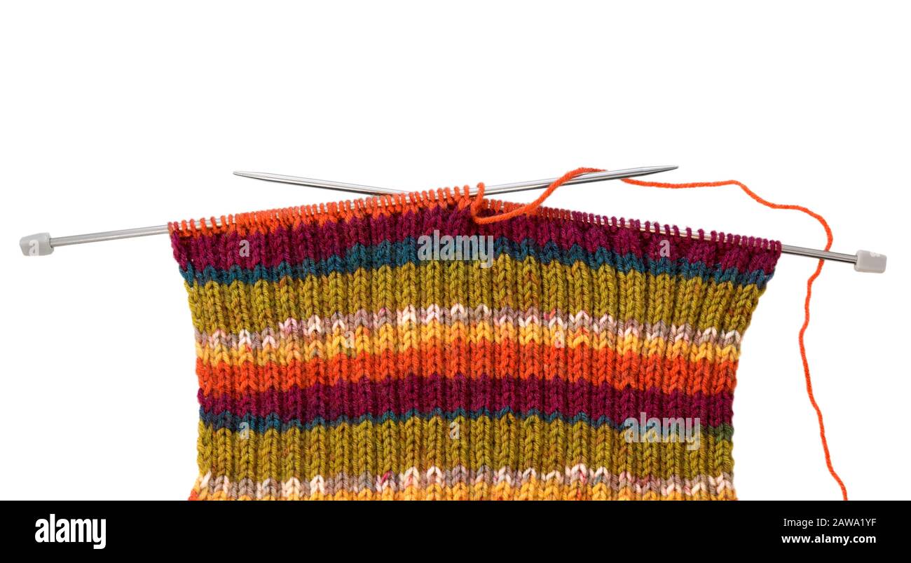 Modello di maglia su aghi di fili di lana colorato isolato su sfondo bianco. Foto Stock