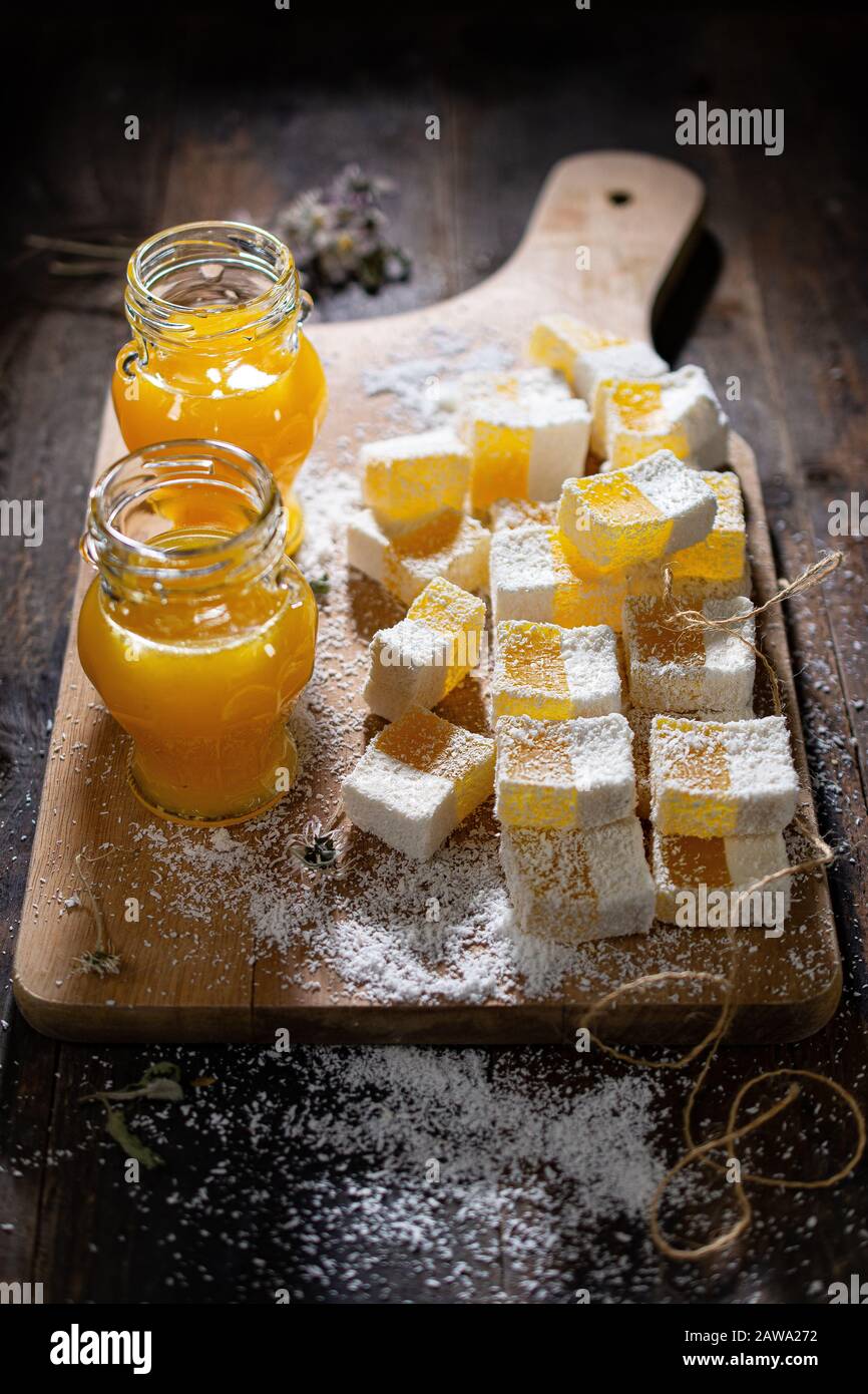 Dolce jelly fagioli con succo d'arancia.Dessert con una deliziosa bevanda naturale.FIT cibo e torta Foto Stock