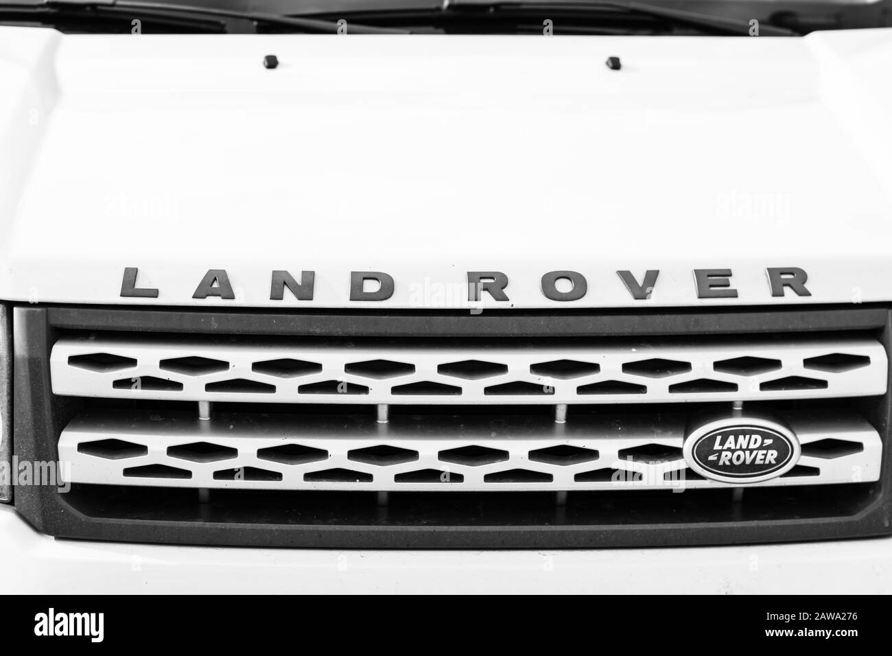 Dettaglio della nuova Land Rover bianca, parcheggiata a Bucarest, Romania, 2020 Foto Stock