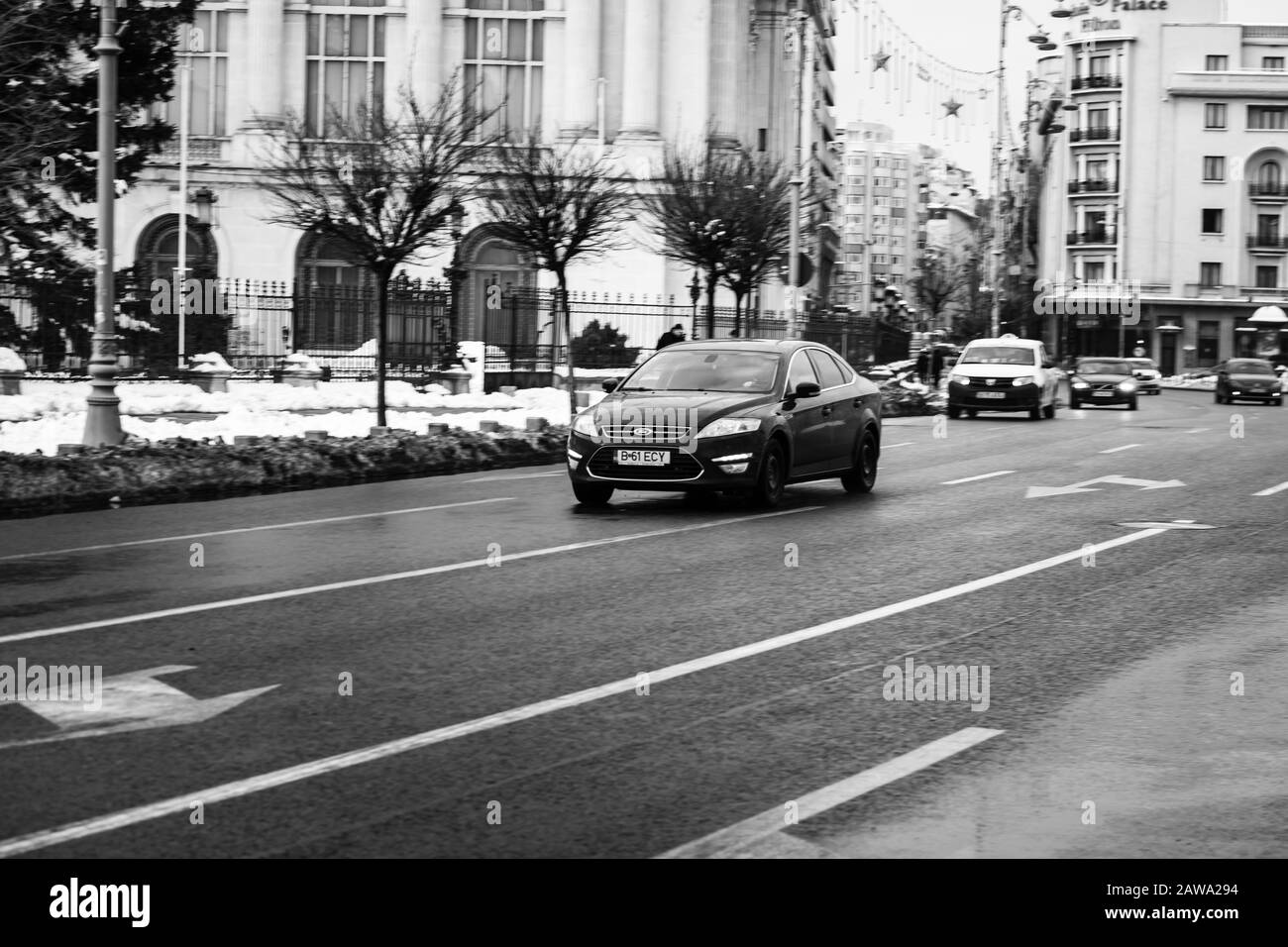 Stagione invernale e auto ghiacciate sulla strada al mattino traffico ora di punta a Bucarest, Romania, 2020 Foto Stock