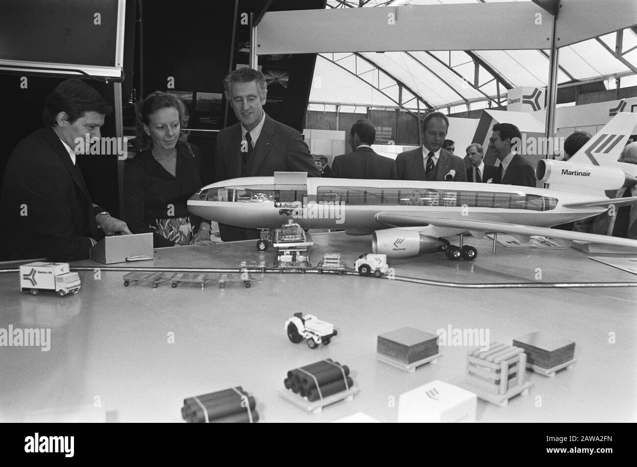 Opening Air Cargo 80 by Secretary Smit-Kroes Neelie Smit-Kroes Viewing Martinair director Schröder modello di Martinair Freighter Data: 30 settembre 1980 Parole Chiave: Segretari di Stato, mostre, Aircraft Person Nome: Schröder, Martin, Smit-Kroes, Neelie Institution Nome: Martinair Foto Stock