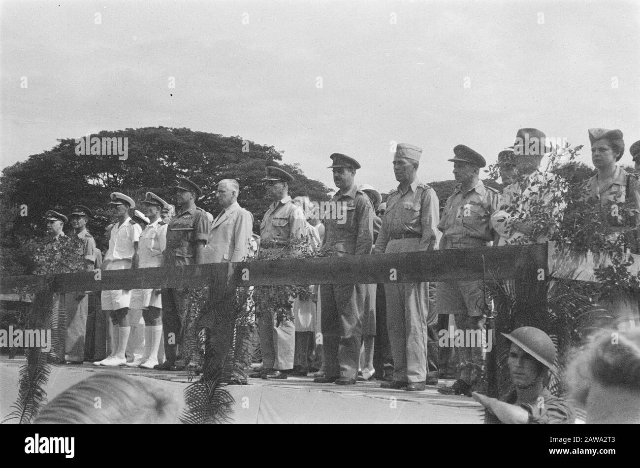 Parata sulla piazza a nord di Batavia in occasione del compleanno della Principessa Juliana Officers togliere la parata. Da sinistra a destra (4th da sinistra), capitano al mare J.J.L. Willinge, generale Mansergh, N. S. Blom, generale Spoor, colonnello di legno, colonnello De Waal, colonnello P. J. Broecker il comandante Miltiare Aviation ?, il Console Generale degli Stati Uniti Walter Foote, invece sostituito comandante Woman KNIL Corps luentenente signora. C.. Smit Data: 30/04/1946 Luogo: Batavia, Indonesia, Jakarta, Indie Orientali Olandesi Foto Stock Parata sulla piazza a nord di Batavia in occasione del compleanno della Principessa Juliana Officers togliere la parata. Da sinistra a destra (4th da sinistra), capitano al mare J.J.L. Willinge, generale Mansergh, N. S. Blom, generale Spoor, colonnello di legno, colonnello De Waal, colonnello P. J. Broecker il comandante Miltiare Aviation ?, il Console Generale degli Stati Uniti Walter Foote, invece sostituito comandante Woman KNIL Corps luentenente signora. C.. Smit Data: 30/04/1946 Luogo: Batavia, Indonesia, Jakarta, Indie Orientali Olandesi Foto Stock