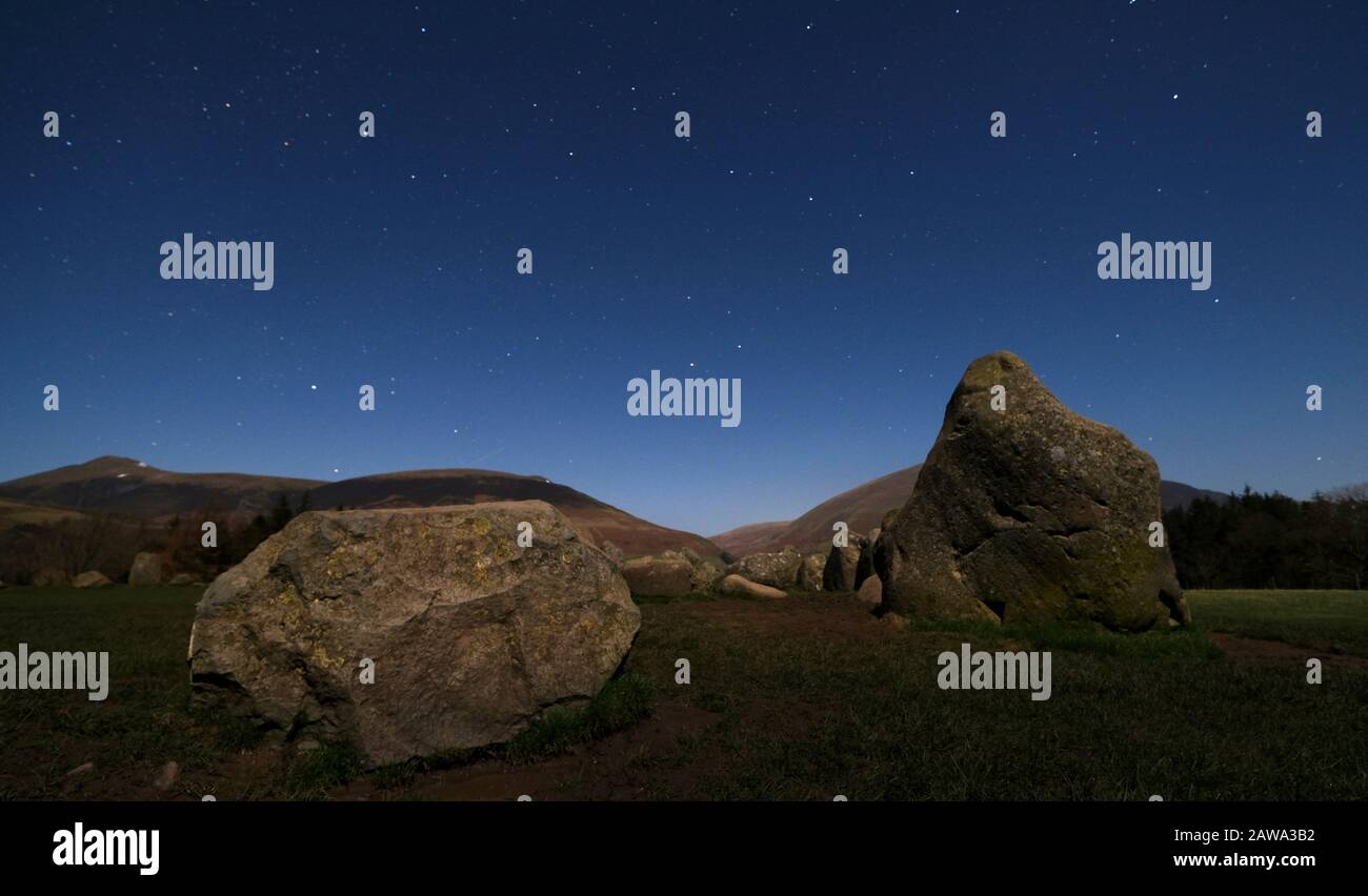 Una stella lite notte lungo esposizione vista del famoso Castlerigg Circle pietre in piedi sito vicino Keswick, Cumbria, Inghilterra. Foto Stock