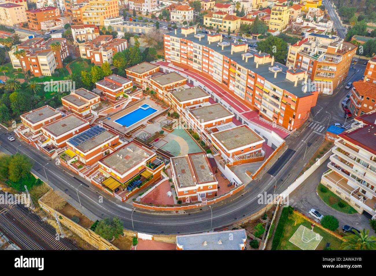 Appartamenti di vacanza di colore arancione con grande piscina in Tarragona Spagna Foto Stock
