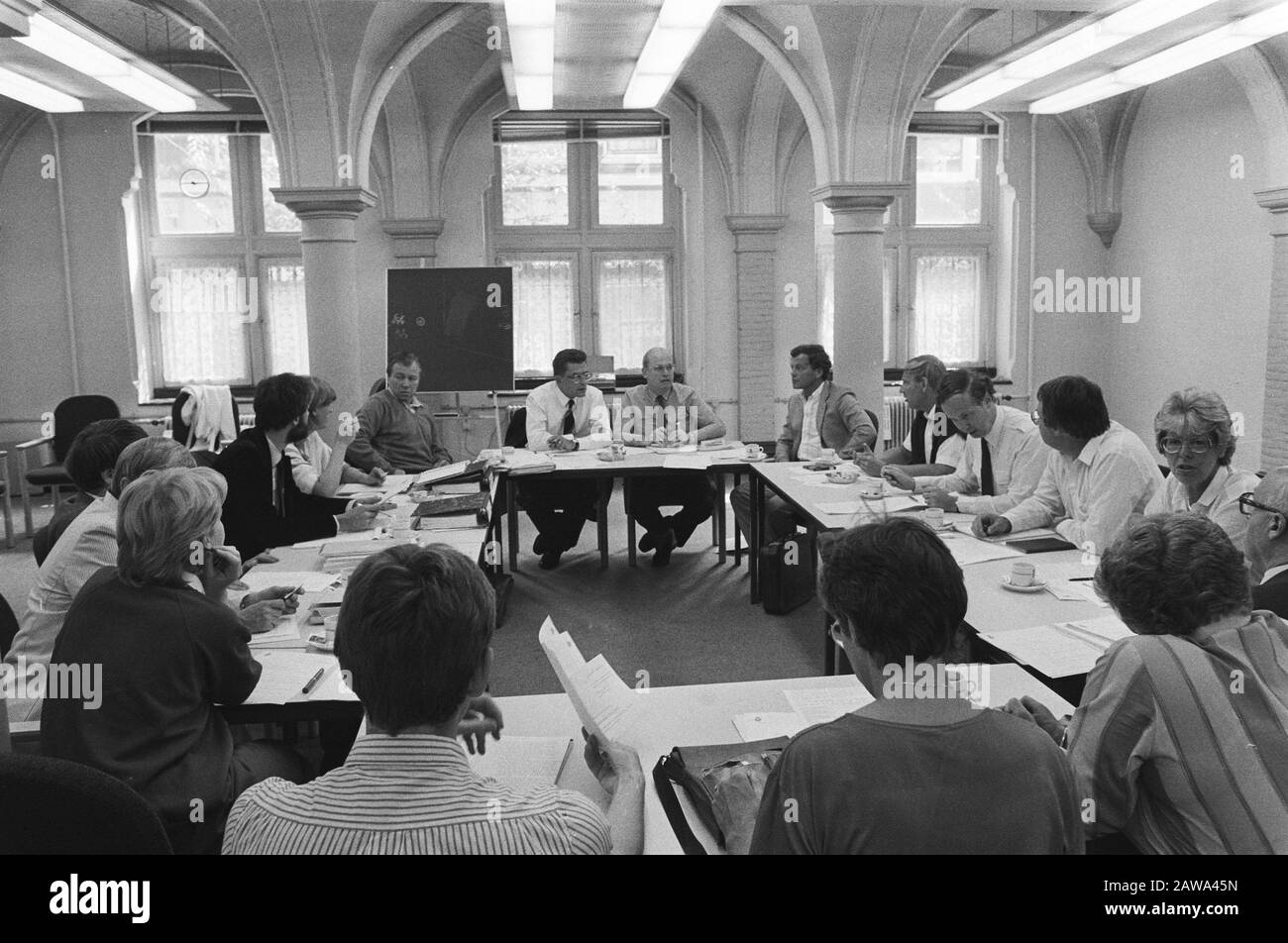 Comitato d'inchiesta Rhine-Schelde-Verolme (RSV) insieme indagini parlamentari, parlamentari, chiusura di affari Data: 24 agosto 1983 luogo: L'Aia, Sud Olanda Parole Chiave: Chiusura di impianti, indagini parlamentari, parlamentari Foto Stock