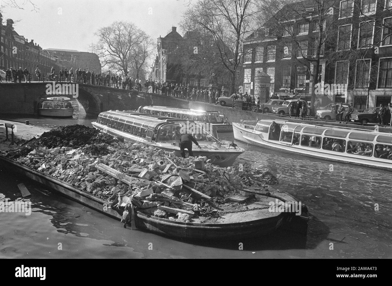 Loggegooide Garbage Barge causò un grande ingorgo di traffico per le barche dei canali a Herengracht, Amsterdam Data: 6 aprile 1969 posizione: Amsterdam, Noord-Holland Parole Chiave: Barche dei canali Foto Stock