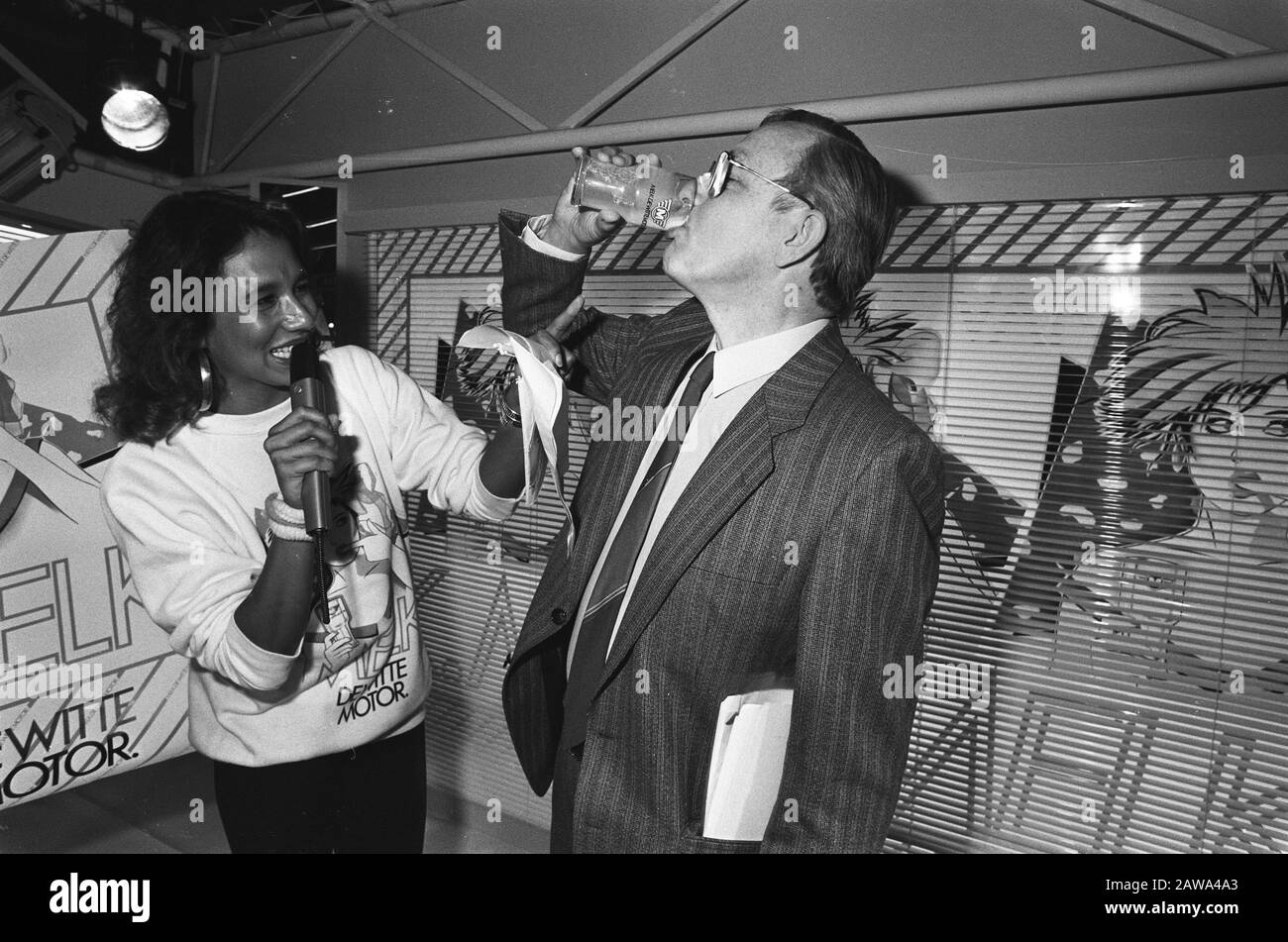 Stato di vela aperto Horecava 1986 in RAI Patty Brard offre da Stato di tarpaulin un bicchiere di latte sulla Horecava in Rai Data: 6 gennaio 1986 Località: Amsterdam, Noord -Olanda Parole Chiave: Borse, bevande, latte, aperture, politici, donne Persona Nome: Brard, Patty, Sail, Piet Foto Stock