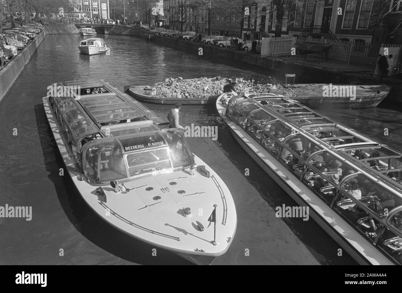 Loggegooide Garbage Barge causò un grande ingorgo di traffico per le barche dei canali a Herengracht, Amsterdam Data: 6 aprile 1969 posizione: Amsterdam, Noord-Holland Parole Chiave: Barche dei canali Foto Stock