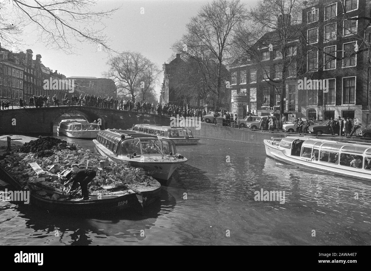 Loggegooide Garbage Barge causò un grande ingorgo di traffico per le barche dei canali a Herengracht, Amsterdam Data: 6 aprile 1969 posizione: Amsterdam, Noord-Holland Parole Chiave: Barche dei canali Foto Stock