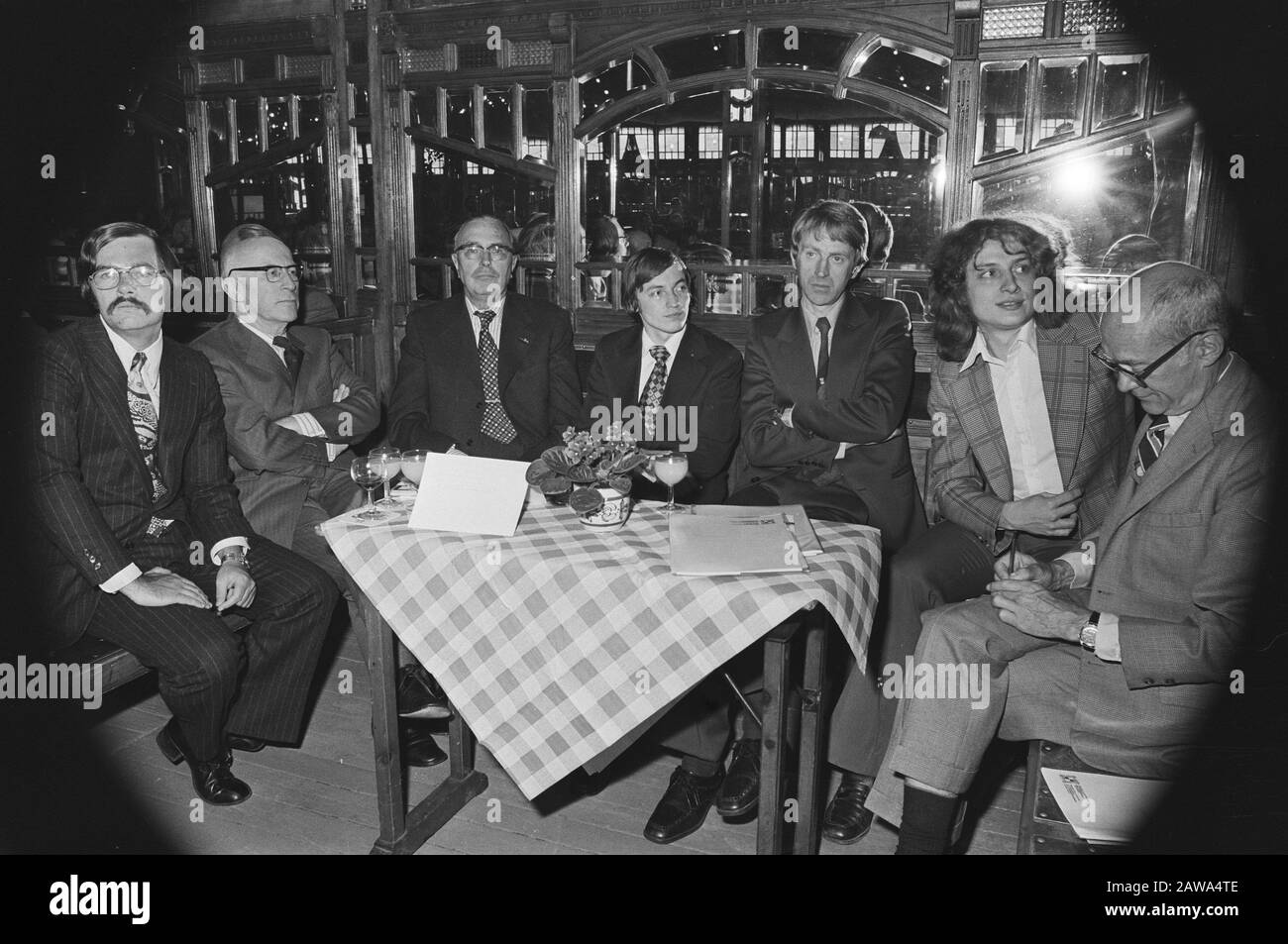 Disegnare Euwe vierkamp scacchi, da sinistra a destra: Browne, Samkalden, Euwe, Karpov, Olafson, Timman e l'uomo sconosciuto. Data: 13 Maggio 1976 Parole Chiave: Chess Persona Nome: Browne, Karpov, Anatoli, Olafsson, Fridrik Foto Stock