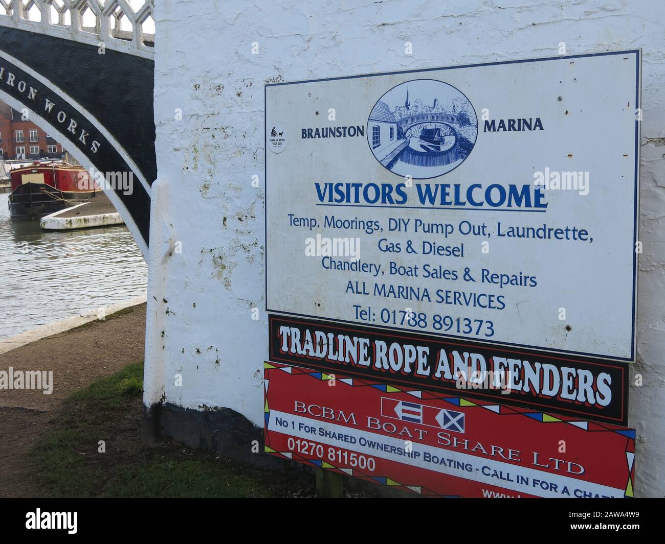 'Visitors Welcome': Un cartello sul muro a Braunston Marina servizi pubblicitari disponibili per il passaggio di barche a stretta e utenti dei canali Foto Stock