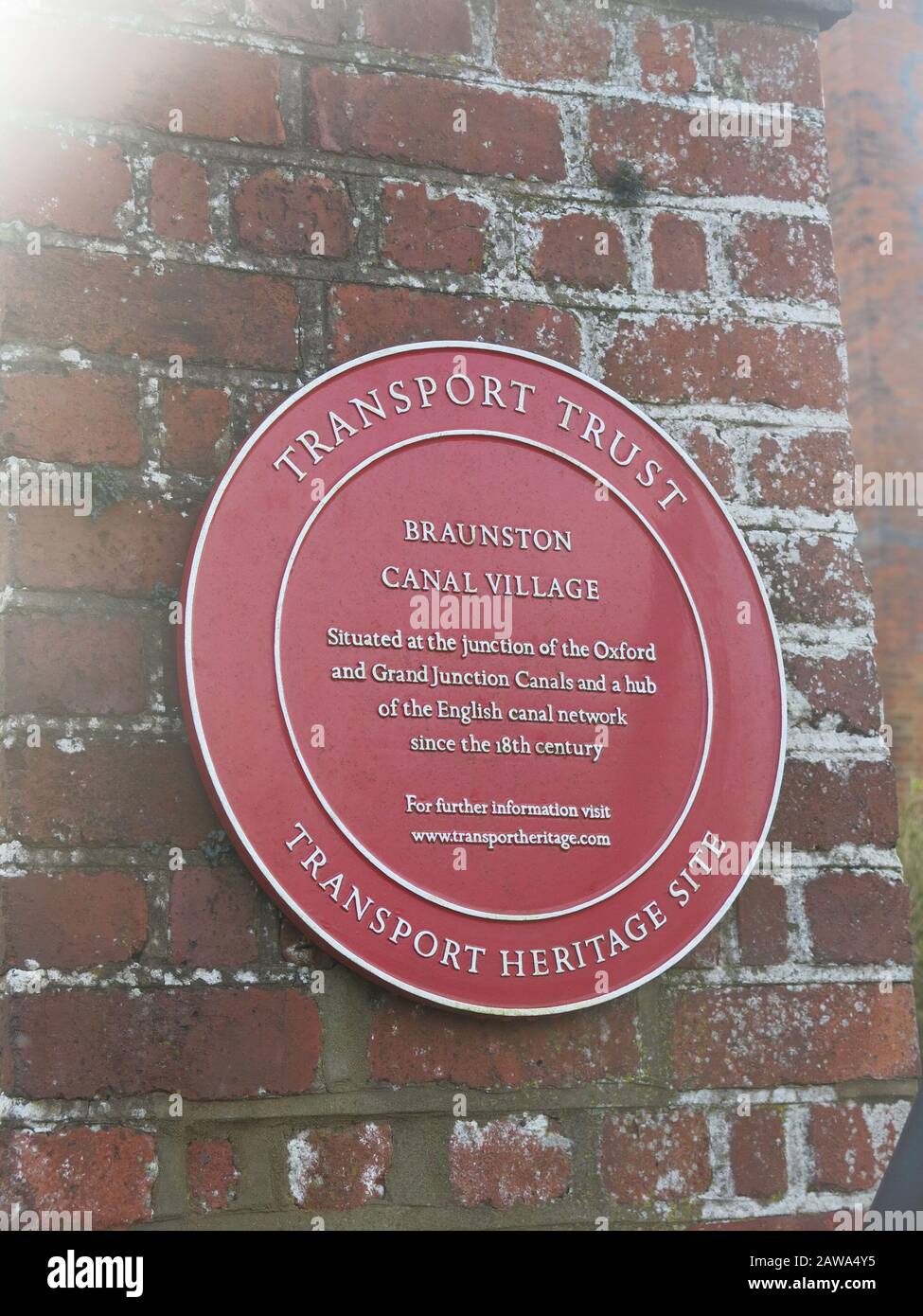 Una targa rotonda sul muro dal Transport Trust a Braunston Canal Village per commemorare il fulcro della rete di canali inglesi. Foto Stock
