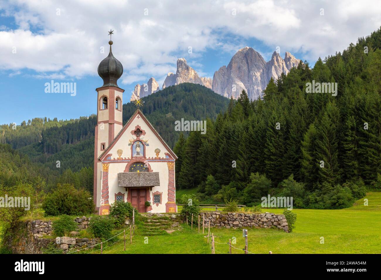 La zona montuosa delle Dolomiti mantiene luoghi spettacolari come la chiesa di St Johann (noto anche come San Giovanni) in Val di Funes. Si tratta di un piccolo Foto Stock