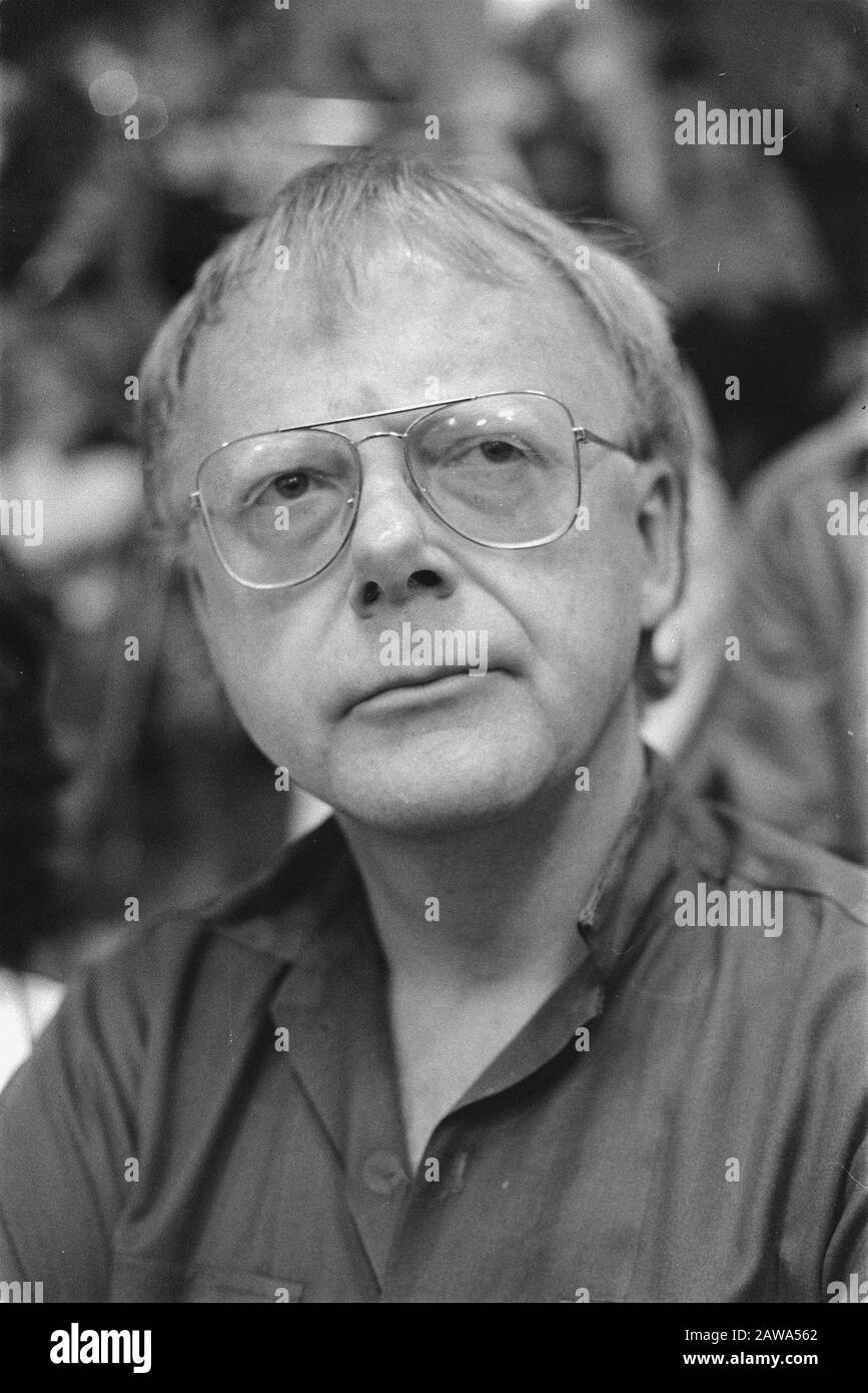 Presentazione del Clockwork Apolloniano, un libro su Igor Stravinsky Louis Andriessen ed Elmer Schönberger Louis Andriessen Data: 26 aprile 1983 Parole Chiave: Libri, compositori, musicologia, ritratti, scrittori Nome Persona : Andriessen, Louis Foto Stock