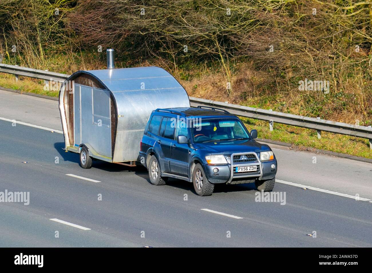 2006 Mitsubishi grigio SUV Shogun di-D Eleg-CE LWB; caravan fatto in casa incompiuto trainato; traffico veicolare del Regno Unito, trasporto, moderno, auto a berlina, Sull'autostrada M61, Manchester, Regno Unito Foto Stock