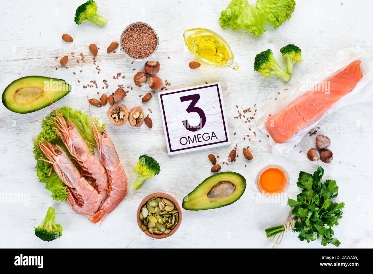 Alimenti contenenti omega 3. Vitamine alimenti Sani: Avocado, pesce,  gamberetti, broccoli, lino, noci, uova, prezzemolo. Vista dall'alto. Spazio  libero per il testo. Su un Foto stock - Alamy