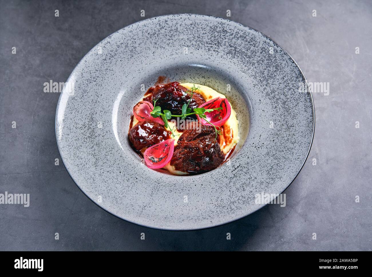 grande piatto di carne su un tavolo grigio Foto Stock