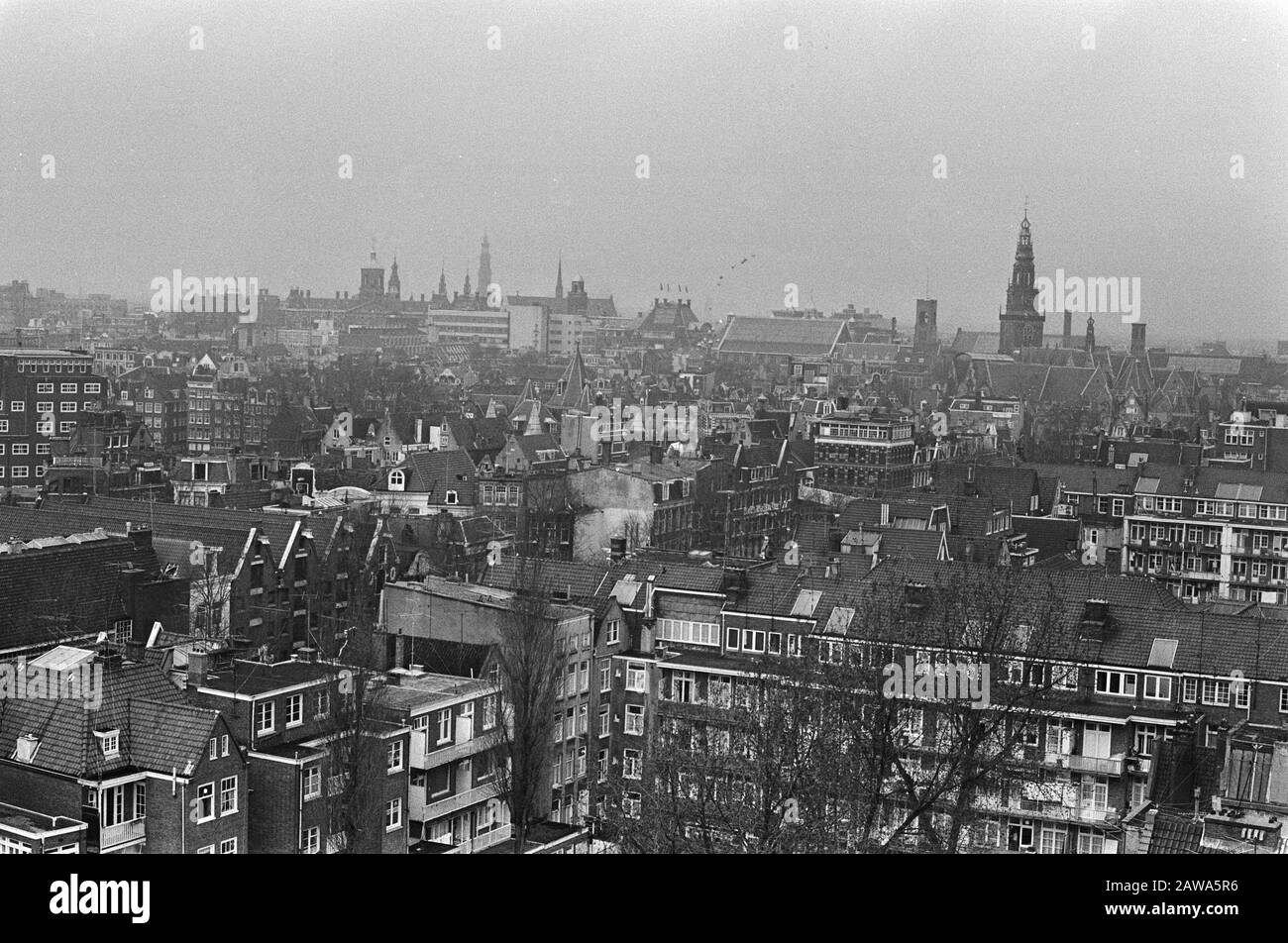 Ascensore a Nieuwmarkt e panoramica Nieuwmarkt da Montelbaanstoren Data: 10 marzo 1975 Ubicazione: Amsterdam, Noord-Holland Foto Stock