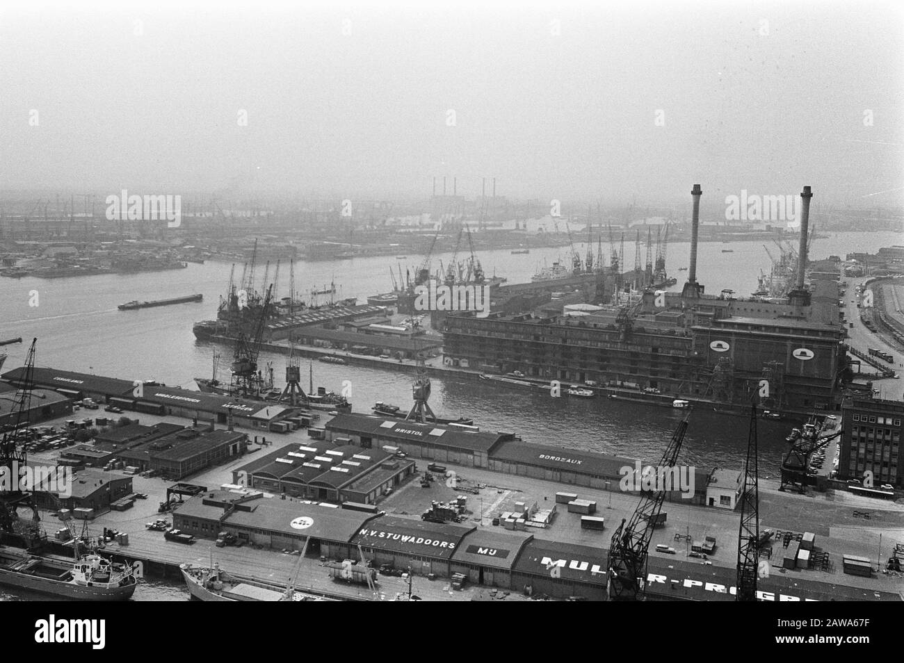 Inquinamento atmosferico Rijnmond area; panoramica Jobshaven Rotterdam da Euromast Data: 3 agosto 1970 Località: Rotterdam, South Holland Parole Chiave: Porti, inquinamento atmosferico, dichiarazioni Nome istituzione: Euromast Foto Stock