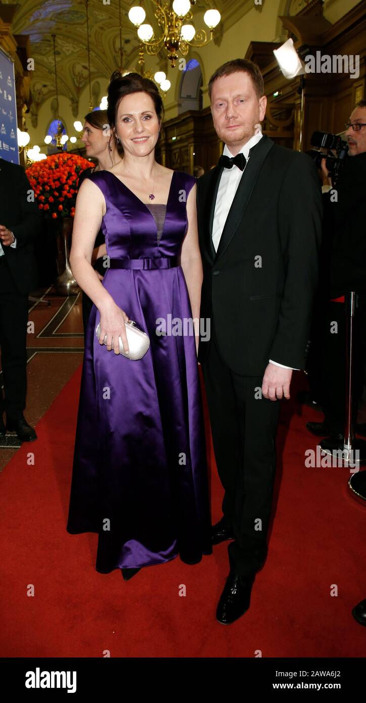 Dresda, Germania. 07th Feb, 2020. Michael Kretschmer (CDU), primo ministro della Sassonia, e la sua fidanzata Annet Hofmann stanno arrivando al 15th Semper Opera Ball al Semper Opera House. Il motto di quest'anno della palla è "Fiaba rushing - Dresden rejoices". Credito: Gerald Matzka/Dpa-Zentralbild/Dpa/Alamy Live News Foto Stock