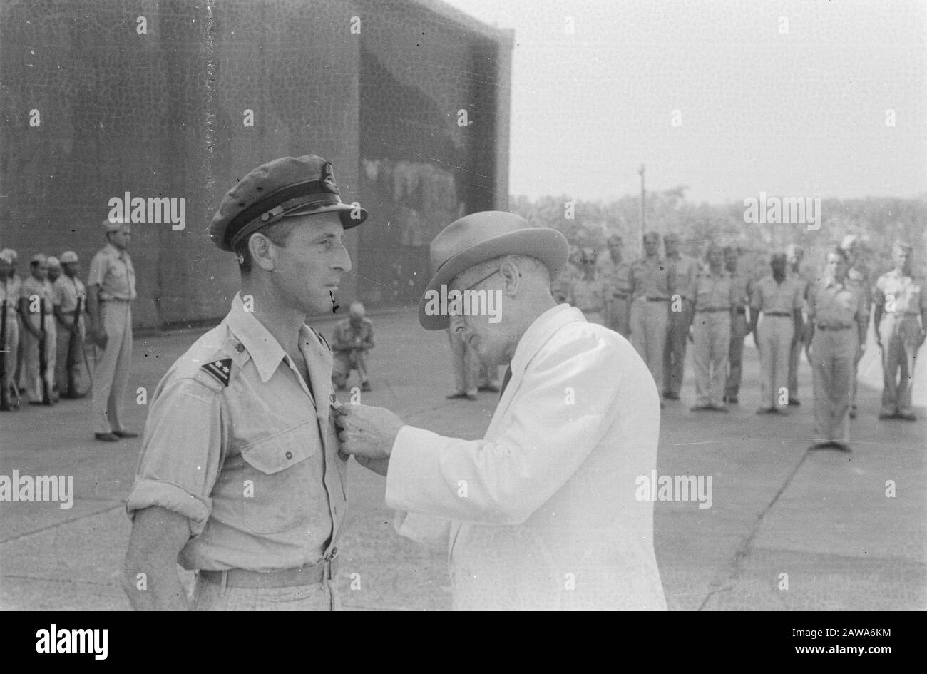 Il tenente colonnello Jessurun il tenente colonnello R. E. Jessurun Tjilililitan riceve dalle mani del console generale dr.Walter C. Foote due premi americani, vale a dire la medaglia d'aria e la medaglia della libertà. Data: 7 Agosto 1946 Luogo: Indonesia, Kemajoran, Indie Orientali Olandesi Nome Persona: Foote, Walter C., Jessurun, R.e. Foto Stock Il tenente colonnello Jessurun il tenente colonnello R. E. Jessurun Tjilililitan riceve dalle mani del console generale dr.Walter C. Foote due premi americani, vale a dire la medaglia d'aria e la medaglia della libertà. Data: 7 Agosto 1946 Luogo: Indonesia, Kemajoran, Indie Orientali Olandesi Nome Persona: Foote, Walter C., Jessurun, R.e. Foto Stock