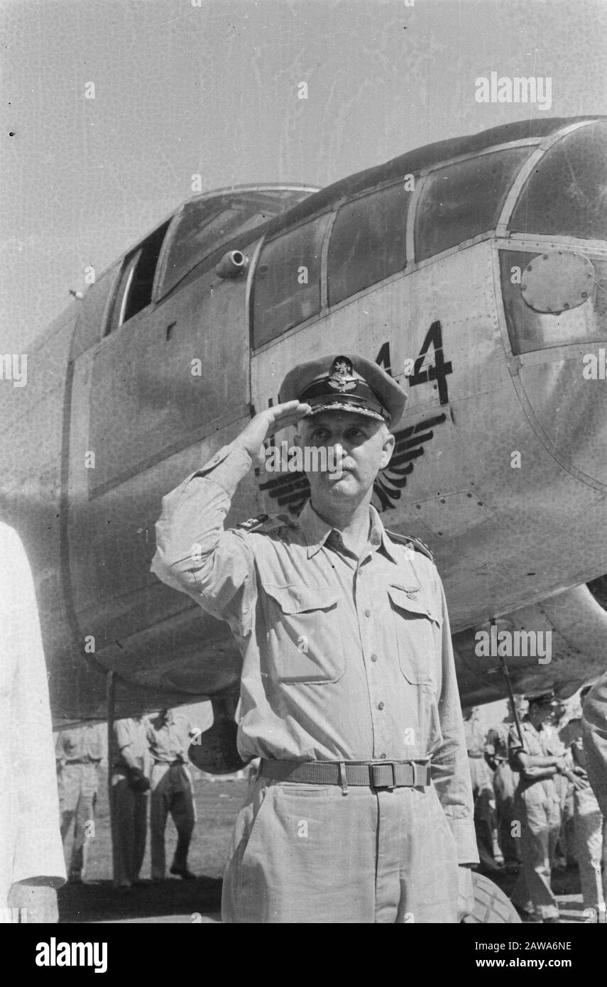 Il tenente colonnello Jessurun il tenente colonnello R. E. Jessurun Tjilililitan riceve dalle mani del console generale dr.Walter C. Foote due premi americani, vale a dire la medaglia d'aria e la medaglia della libertà. [Il generale Kengen saluta, in piedi prima di un bombardiere] Data: 7 agosto 1946 luogo: Indonesia Indie orientali olandesi Foto Stock