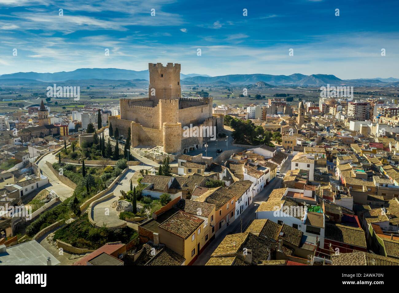 Veduta aerea del castello di Atalaya su Villena Spagna. La fortezza ha pianta concentrica, con uno spazio di formazione barbican rettangolare di fronte al mantenimento Foto Stock