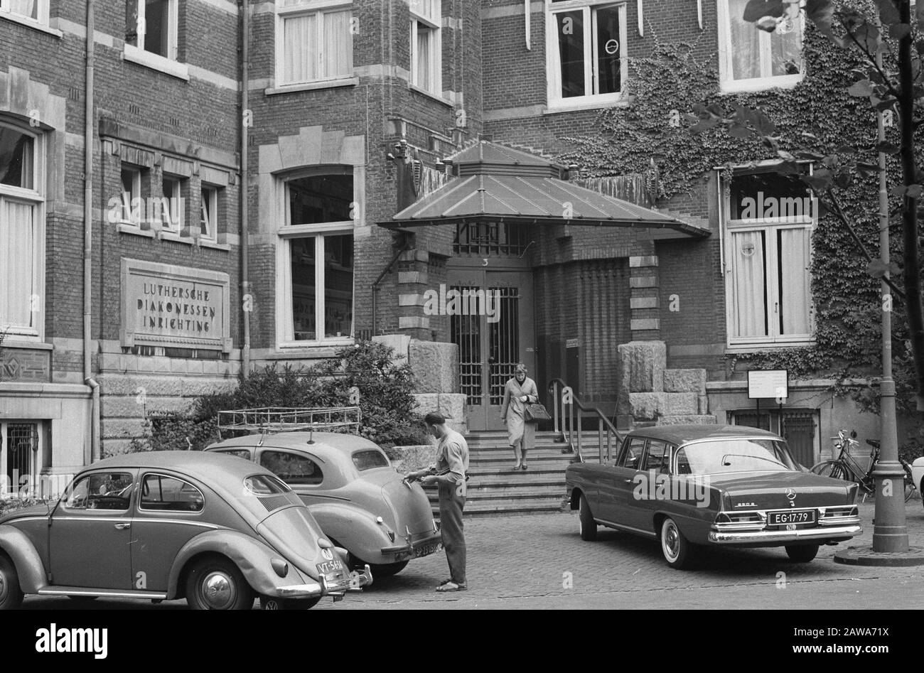 Lutheran Diakonessenhuis 75 anni. Al di fuori dell'ingresso principale Data: 16 ottobre 1961 Foto Stock