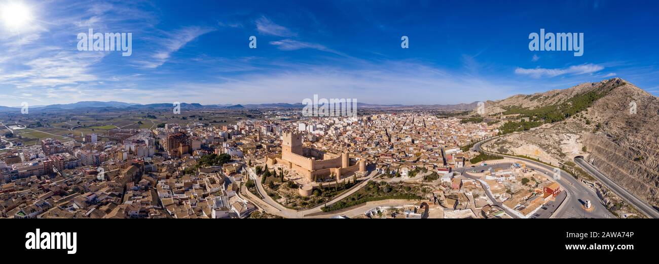 Veduta aerea del castello di Atalaya su Villena Spagna. La fortezza ha pianta concentrica, con uno spazio di formazione barbican rettangolare di fronte al mantenimento Foto Stock