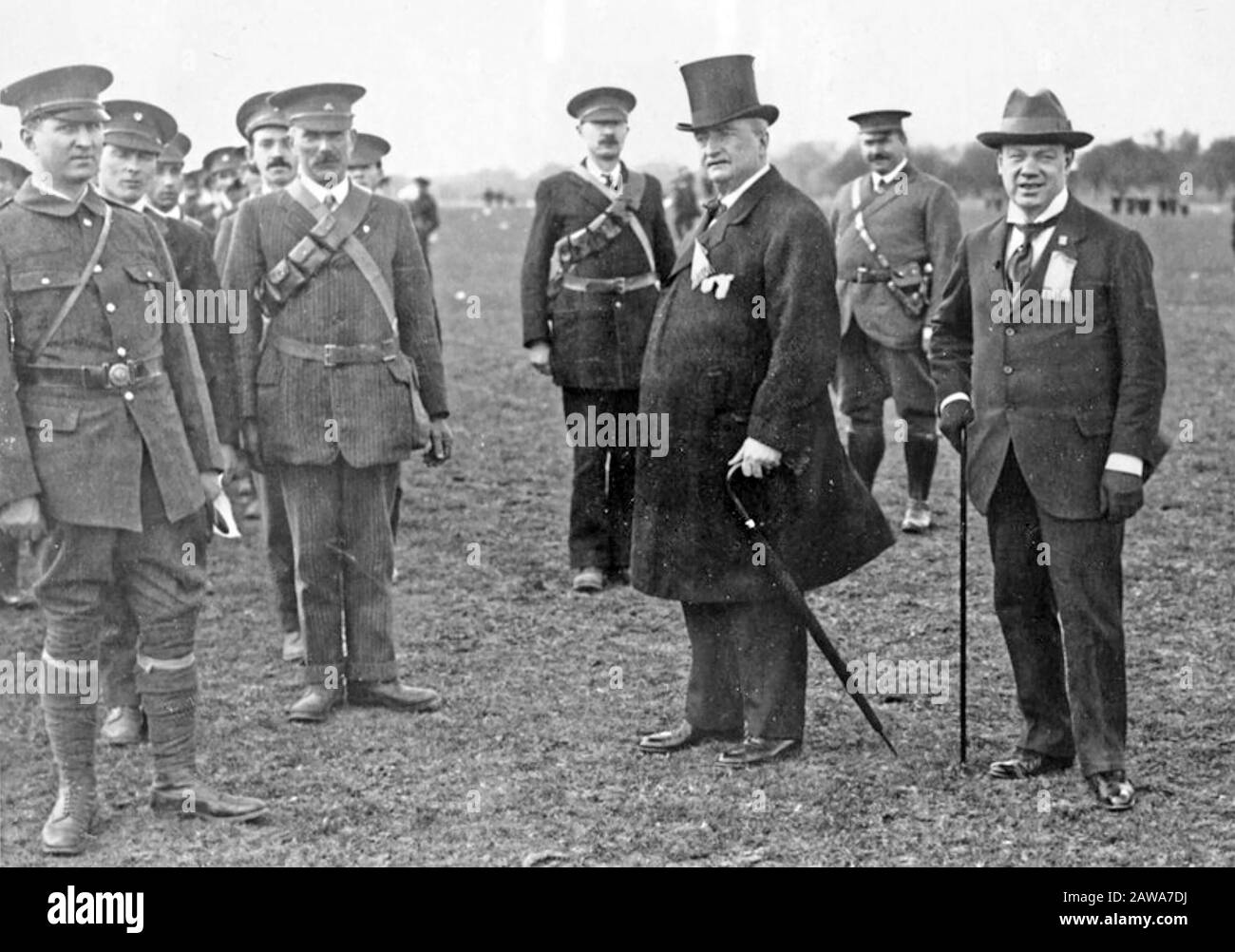 John REDMOND (1856-1918) politico nazionalista irlandese in cappello con Joe Devlin, Belfast MP e direttore della Irish News, recensing National Volunteers in Phoenix Park, Dublino, nel 1915 Foto Stock