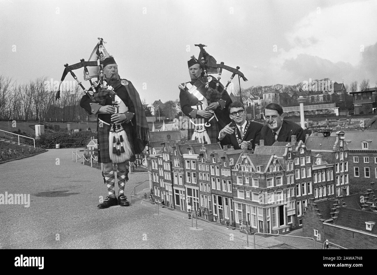 Madurodam si aprirà di nuovo, Duca di Atholl (destra) e Sindaco (loco) Rob Eykelen Boom Data: 29 marzo 1966 Località: L'Aia, Sud Olanda Parole Chiave: Sindaci, Dukes Institution Nome: Madurodam Foto Stock