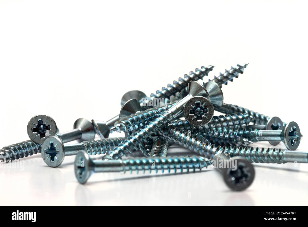 Viti in legno di acciaio isolate su sfondo bianco Foto Stock