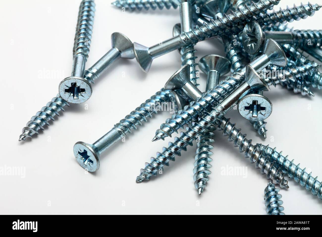 Viti in legno di acciaio isolate su sfondo bianco Foto Stock