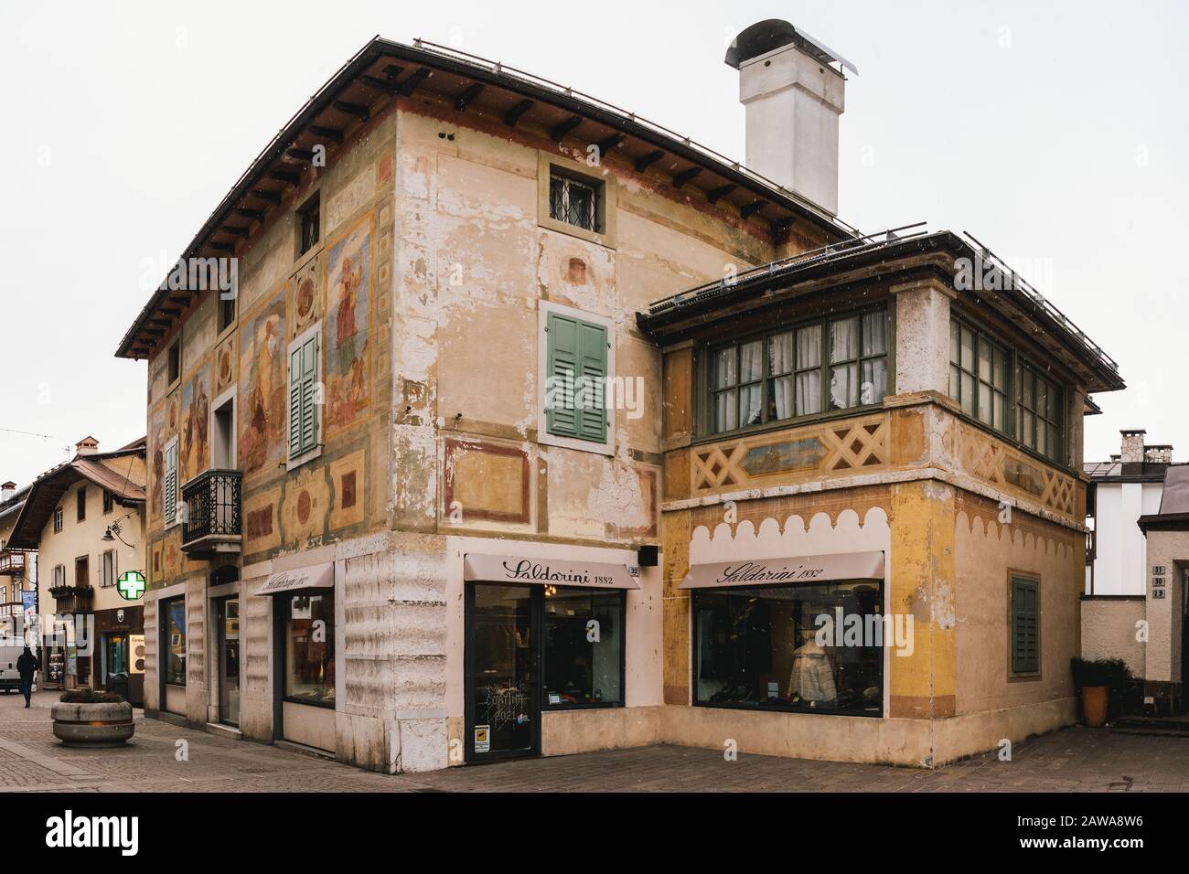 Cortina d'Ampezzo, Belluno, Italia - 5 febbraio 2020: Ciasa dei pupe Historic Bulding a Cortina d'Ampezzo, ex Hotel Aquila Nera in corso Foto Stock